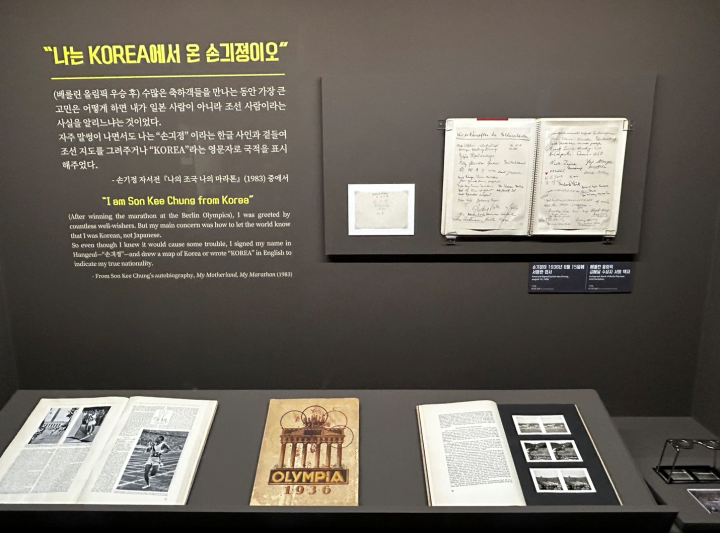 한국어로 서명된 엽서와 책자의 모습.