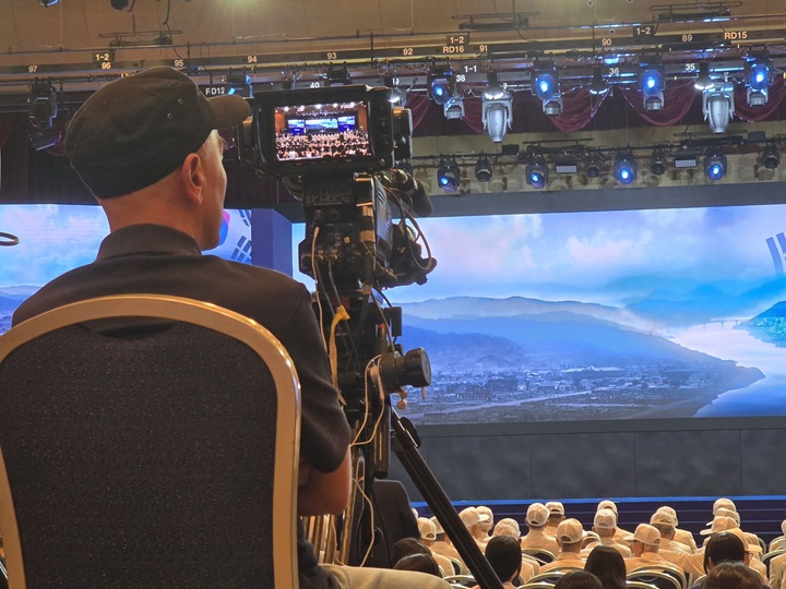 현장 라이브 송출을 위한 중계 카메라.