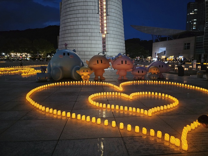 한빛탑과 꿈씨패밀리 조형물을 배경으로 꾸민 캔들아트 포토존.