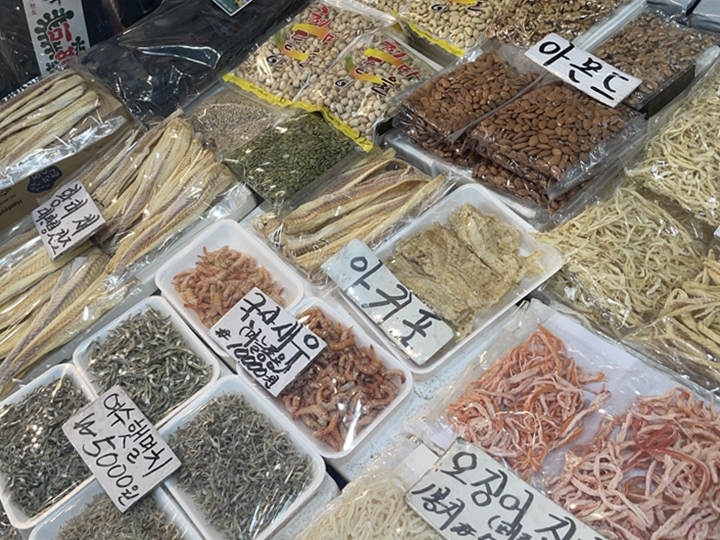 다양한 종류의 건어물.