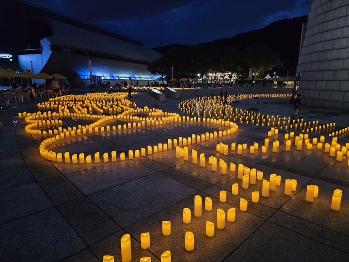 노란 파라솔 벤치에 앉아 환상적인 캔들아트를 감상했다.