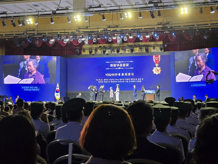 화랑무공훈장을 수상하는 故 최광국 님 배우자.