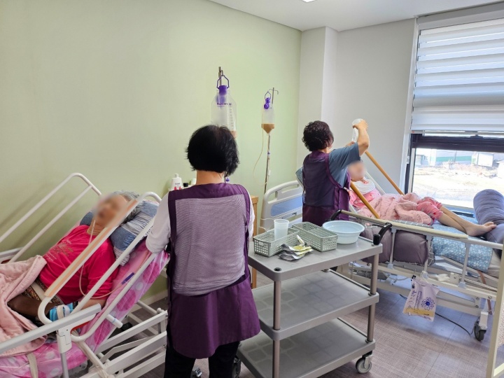 요양보호사들이 경기 양주시 가연재활요양원에서 환자들을 돌보고 있다.(사진=저작권자(c) 연합뉴스, 무단 전재-재배포 금지)