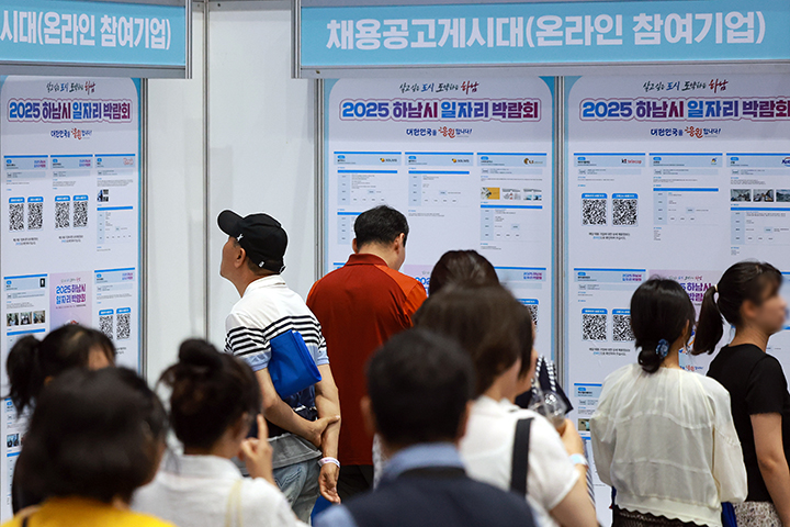 지난 6월 11일 경기도 하남종합운동장 제2체육관에서 열린 2025 하남시 일자리박람회에서 구직자들이 채용공고 게시대를 살피고 있다.(사진=저작권자(c) 연합뉴스, 무단 전재-재배포 금지)