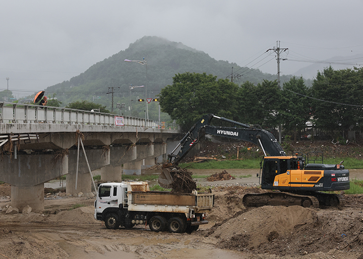 경기도 가평군 대보교에서 굴삭기가 수해로 쌓인 토사를 치우고 있다. 2025.8.13 (사진=저작권자(c) 연합뉴스, 무단 전재-재배포 금지)