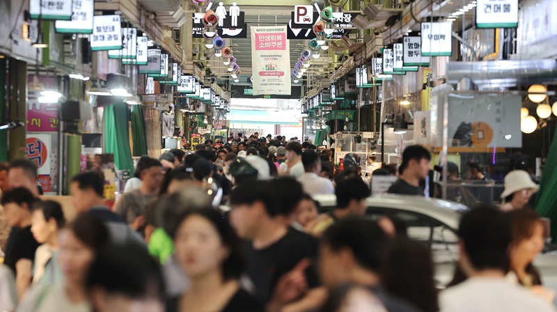 정부의 민생 회복 소비쿠폰 발행 한 달이 지난 가운데 24일 서울 마포구 망원시장에 쿠폰 홍보 안내문이 부착되어 있다.2025.8.24(사진=저작권자(c) 연합뉴스, 무단 전재-재배포 금지)