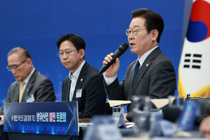 이재명 대통령이 20일 경기도 고양시 킨텍스에서 열린 방위산업 발전 토론회에서 발언하고 있다.(사진=저작권자(c) 연합뉴스, 무단 전재-재배포 금지)