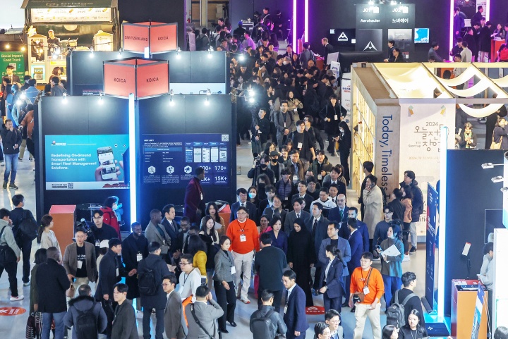 서울 강남구 코엑스에서 열린 '컴업(comeup) 2024'이 국내외 벤처기업가들로 붐비고 있다. '컴업'은 우리나라 스타트업 생태계를 전 세계에 알리고, 국내외 스타트업, 투자자 등 전세계 스타트업·벤처 생태계 구성원이 교류하는 장이다. 2024.12.11.(ⓒ뉴스1, 무단 전재-재배포 금지)