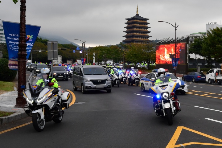 APEC 2025 정상회의를 10일 앞둔 20일 오전 정상회의장인 경북 경주시 화백컨벤션센에서 각국 정상들의 경호 이동 훈련을 하고 있다. 2025.10.20. (ⓒ뉴스1, 무단 전재-재배포 금지)