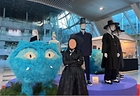 인형과 한복을 입은 마네킹 옆에서 한복을 입은 채 찍은 기자의 사진이다.