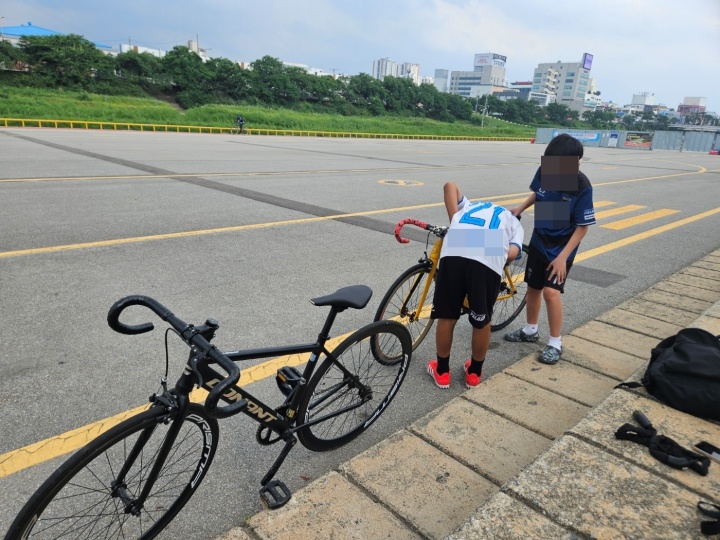 충북 청주시 무심천 체육공원에서 초등학생들이 픽시 자전거를 타고있다.2025.6.16. (ⓒ뉴스1, 무단 전재-재배포 금지)