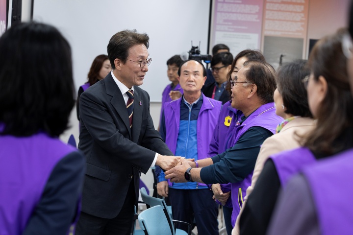 김민석 국무총리가 20일 오후 이태원 참사 3주기를 앞두고 서울 종로구 적선현대빌딩에 있는 '별들의 집'을 방문해 10·29 이태원 참사 유가족협의회 회원들과 악수를 나누고 있다. 2025.10.20. (ⓒ뉴스1, 무단 전재-재배포 금지)