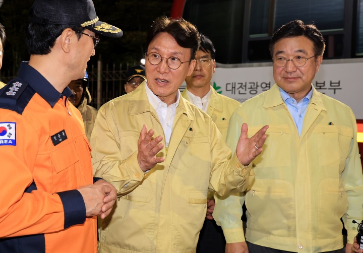 김민석 국무총리와 윤호중 행정안전부 장관이 27일 대전 유성구 국가정보자원관리원 화재 현장을 찾아 피해 상황 등을 살피고 있다. 2025.9.27. (ⓒ뉴스1, 무단 전재-재배포 금지)