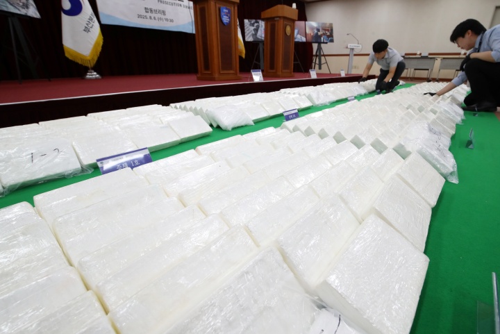 지난 6일 부산 연제구 부산지방검찰청 중회의실에서 열린 부산항 역대 최대 규모 마약류 밀수입 사건 수사 결과 합동 브리핑에서 시가 3000억 원 상당의 코카인 600㎏이 공개되고 있다. 2025.8.6. (ⓒ뉴스1, 무단 전재-재배포 금지)