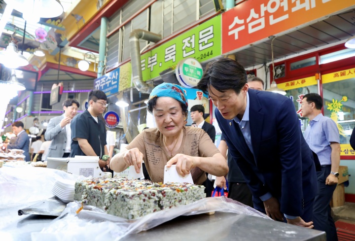 노용석 중소벤처기업부 차관이 30일 세종 조치원전통시장을 방문해 상인들과 소통하고 있다. 2025.7.30. (ⓒ뉴스1, 무단 전재-재배포 금지)