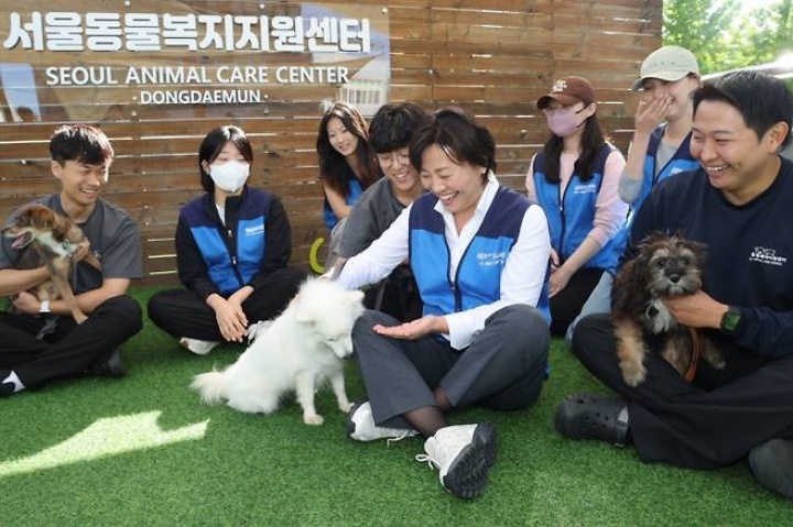 송미령 농림축산식품부 장관이 서울 동대문구 동물복지지원센터를 방문해 입양을 기다리고 있는 강아지들을 어루만지고 있다. (농림축산식품부 제공) 2024.10.2. (ⓒ뉴스1, 무단 전재-재배포 금지)