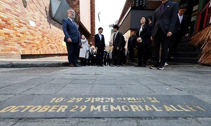 송기춘 이태원참사 특조위원장과 신규 임용 조사관들이 지난 4월 28일 오후 서울 이태원 해밀톤호텔 옆 '기억과 안전의 길'을 둘러보고 있다.(ⓒ뉴스1, 산업통상자원부 제공, 무단 전재-재배포 금지)