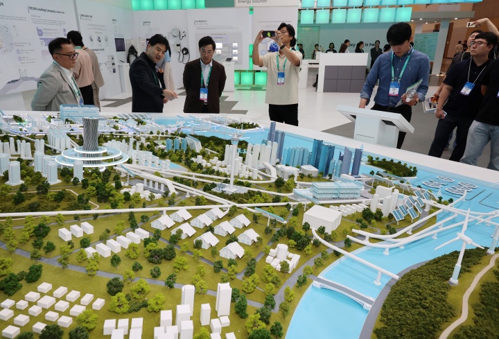 부산 해운대구 벡스코 제1전시장에서 개막한 '2024 기후산업국제박람회(2024 WCE)'에서 관람객들이 SK E&S 부스의 저탄소·친환경 에너지 설루션이 적용된 미래 도시를 살펴보고 있다. 사진은 기사와 관련 없음. 2024.9.4. (ⓒ연합뉴스, 무단 전재-재배포 금지)