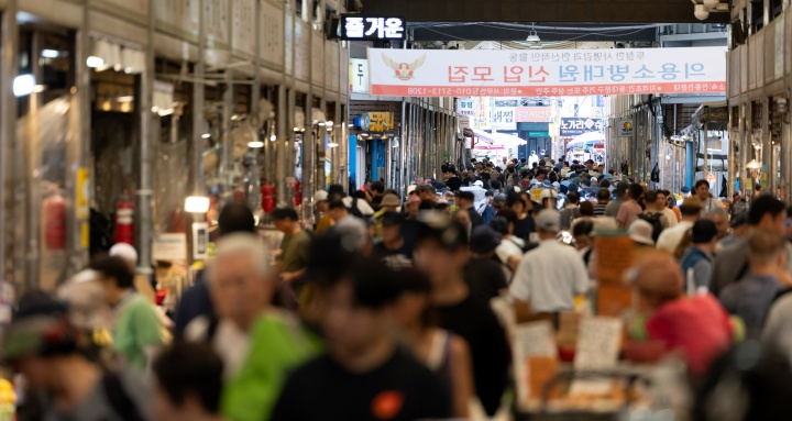 서울 시내의 한 전통시장이 북적이고 있다. 2025.8.10. (ⓒ뉴스1, 무단 전재-재배포 금지)
