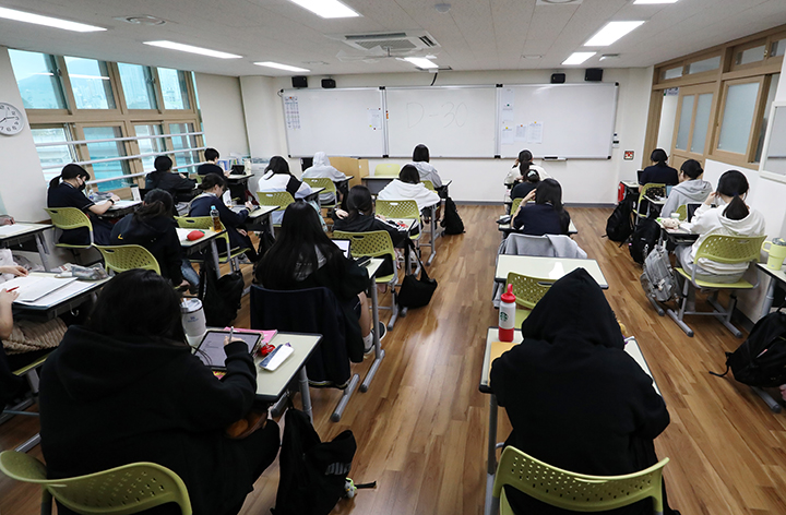 부산 동래구 중앙여자고등학교 3학년 교실에서 수험생들이 자율학습을 하고 있다. 2025.10.13 (ⓒ뉴스1, 무단 전재-재배포 금지)