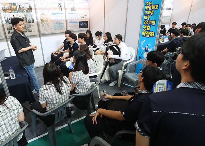 대구 남구 영남이공대 천마체육관에서 열린 '2024 직업계고 고교생 채용 우수기업 정보박람회'를 찾은 고교생들이 취업 설명을 듣고 있다. 2024.7.11 (ⓒ뉴스1, 무단 전재-재배포 금지)