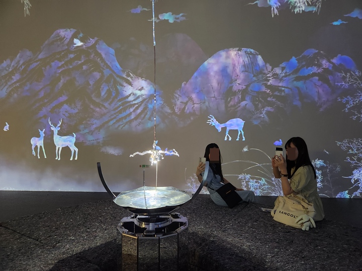 산수화에서 보던 요소들이 자개 미디어아트로 예쁘게 표현되어 있었다.