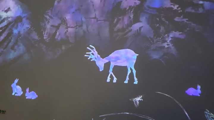 아기자기한 토끼와 사슴이 뛰어놀고 있다.