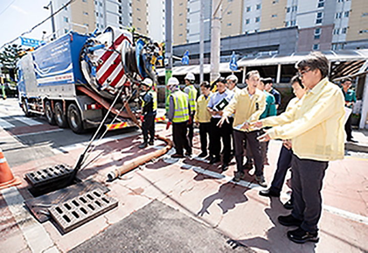 금환승 환경부 차관이 충북 청주시 일대에서 하천정비사업 및 빗물받이 준설현장, 맨홀 추락방지시설 등을 점검하고 있다. 2025.7.9 (ⓒ뉴스1, 무단 전재-재배포 금지)