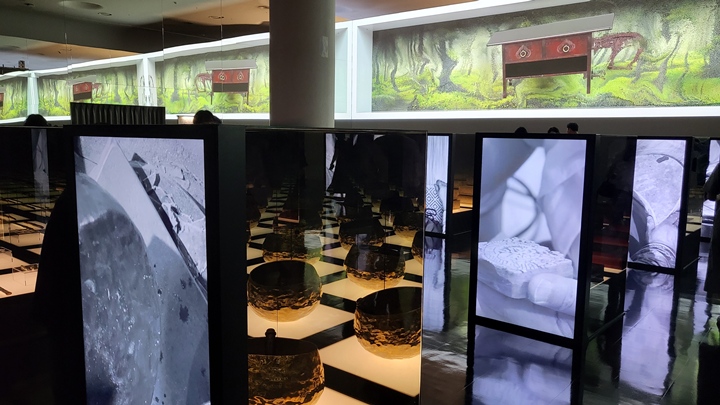 장인의 공예품이 즐비하게 펼쳐진 듯한 전시 공간.