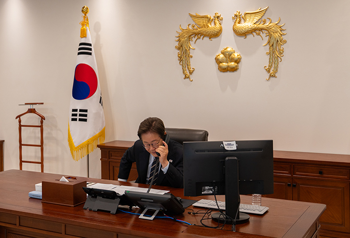 이재명 대통령이 서울 용산구 대통령실 청사 집무실에서 로렌스 웡 싱가포르 총리와 전화 통화를 하고 있다. 2025.6.30 (ⓒ뉴스1, 무단 전재-재배포 금지)
