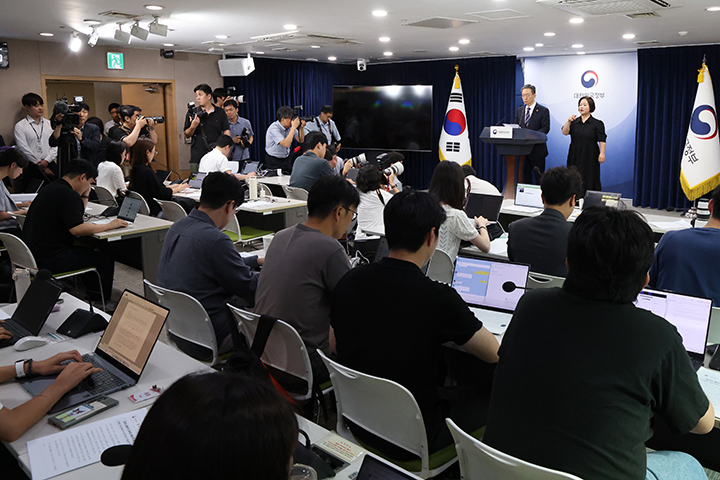 정성호 법무부 장관이 11일 오후 서울 종로구 정부서울청사에서 8·15 광복절 특별 사면 명단을 발표하고 있다. 2025.8.11 (ⓒ뉴스1, 무단 전재-재배포 금지)