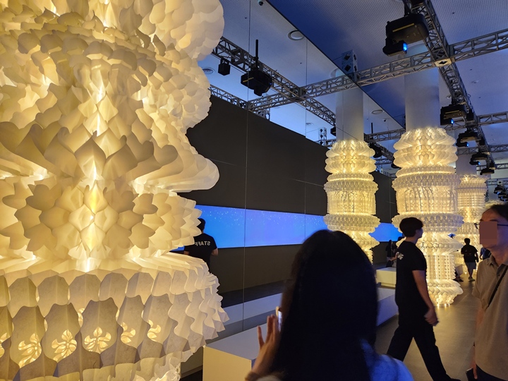 행차 풍경 옆에는 종이로 만들어진 근사한 구조물이 세워져 있다.