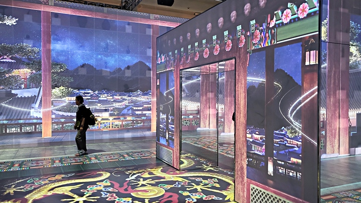 궁이나 전각, 문화유산을 배경으로 하는 아름다운 미디어 전시.