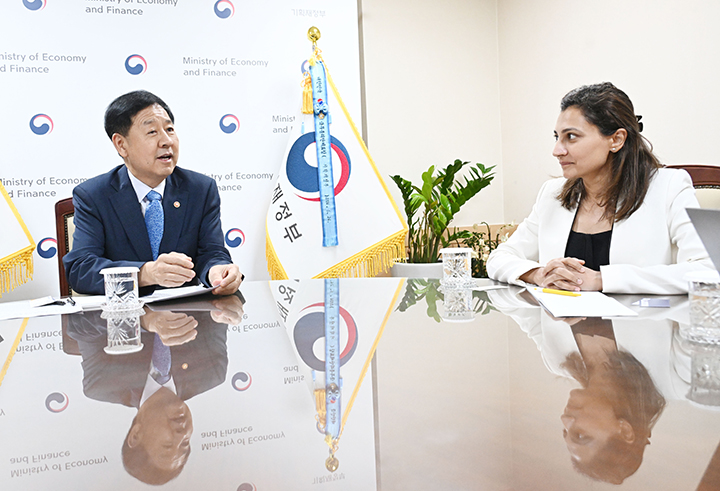 구윤철 경제부총리가 지난 8일 오후 서울 종로구 정부서울청사에서 아누슈카 샤 국제신용평가사 무디스(Moody's) 국가신용등급 아태지역 담당 이사와 면담을 하고 있다.(ⓒ뉴스1, 무단 전재-재배포 금지)