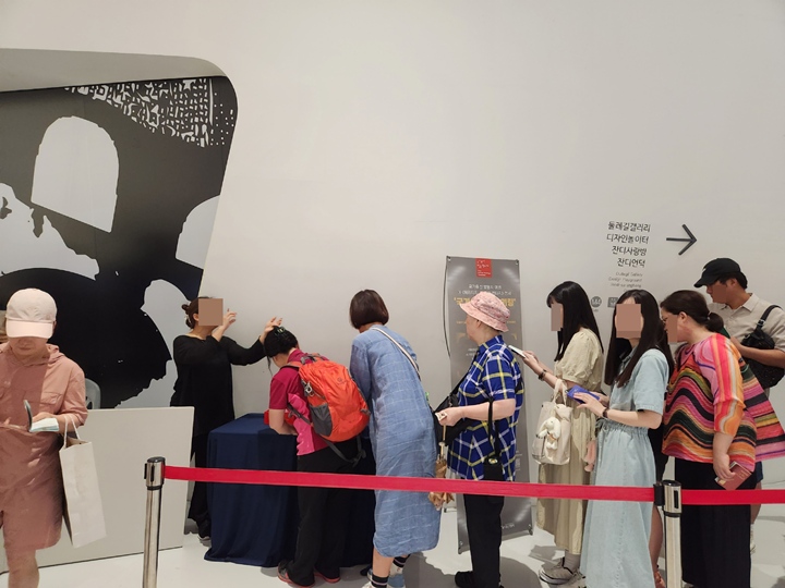 방문자 여권에 스탬프를 찍기 위해 많은 사람들이 이른 아침부터 모였다.