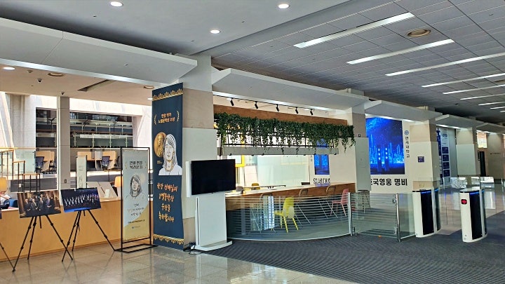 출입 동선에 설치돼, 도서관 이용 시 항상 시야에 들어온다.