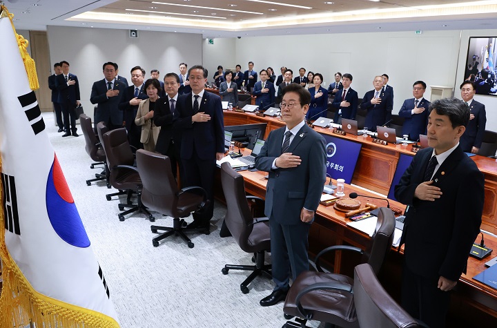 이재명 대통령이 24일 서울 용산 대통령실 청사에서 열린 국무회의에서 국기에 경례를 하고 있다. 2025.6.24(저작권자(c) 연합뉴스, 무단 전재-재배포 금지)