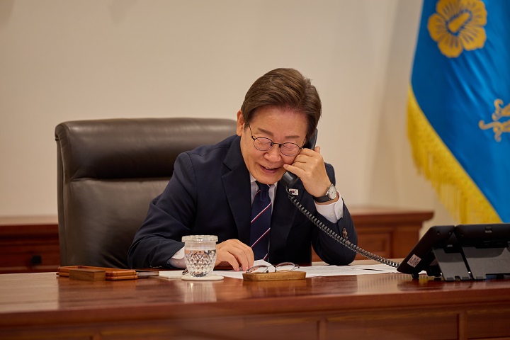 이재명 대통령이 23일 서울 용산구 대통령실 청사 집무실에서 안와르 이브라힘 말레이시아 총리와 전화 통화를 하고 있다. (대통령실 제공. 재판매 및 DB 금지) 2025.6.23(ⓒ뉴스1, 무단 전재-재배포 금지)