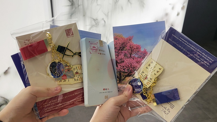 붉은색 키링, 푸른색 키링과 의궤 모습이 새겨진 스탬프를 함께 보니 더 예뻤다.