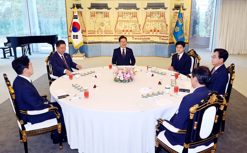 22일 서울 한남동 대통령 관저에서 이재명 대통령과 여야 지도부의 오찬 회동이 열리고 있다. 왼쪽부터 시계방향으로 강훈식 대통령비서실장, 더불어민주당 김병기 당대표 직무대행 겸 원내대표, 이 대통령, 국민의힘 김용태 비상대책위원장, 송언석 원내대표, 우상호 대통령실 정무수석. 2025.6.22(저작권자(c) 연합뉴스, 무단 전재-재배포 금지)
