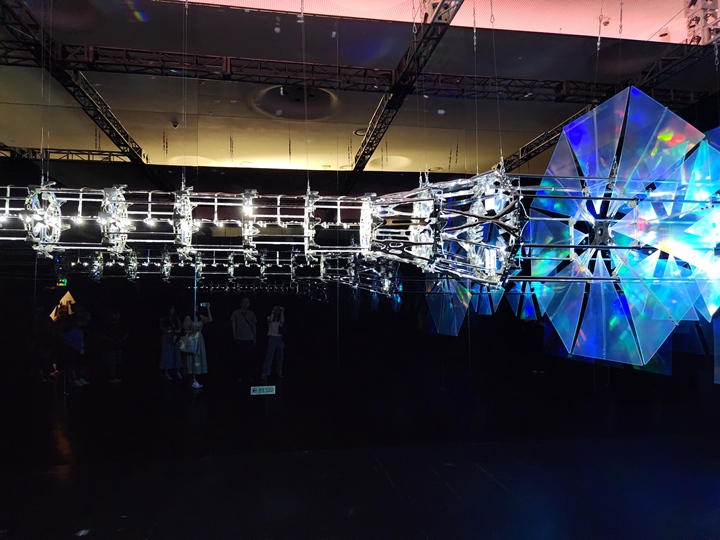 한국의 탑을 모티브로 만들어진 설치 예술품.