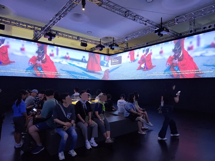 의례의 현장을 생생하게 관람할 수 있었던 미디어 전시.