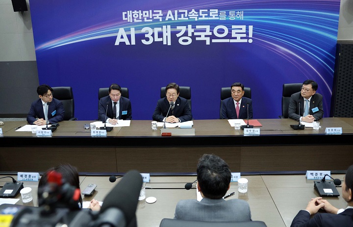 이재명 대통령이 20일 울산전시컨벤션센터에서 열린 인공지능(AI) 글로벌 협력 기업 간담회를 주재하고 있다. 2025.6.20 [대통령실통신사진기자단](저작권자(c) 연합뉴스, 무단 전재-재배포 금지)