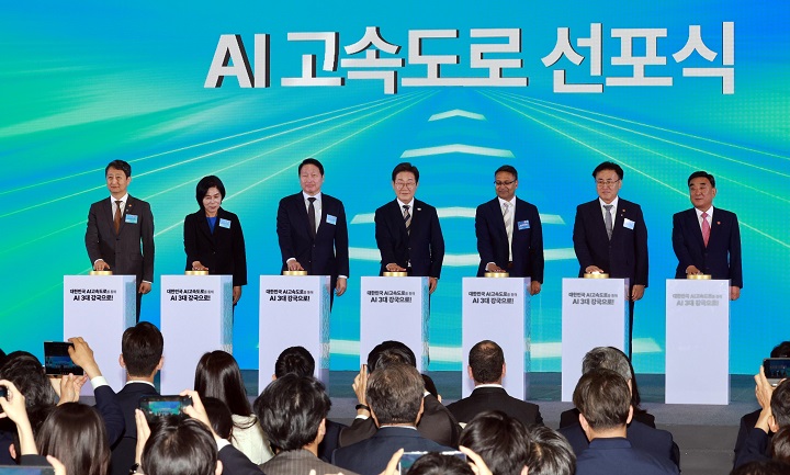 이재명 대통령이 20일 울산전시컨벤션센터에서 열린 울산 인공지능(AI) 데이터 센터 출범식에서 참석자들과 함께 기념 세리머니에 참여하고 있다. 왼쪽부터 안덕근 산업통상자원부 장관, 최민희 국회 과학기술정보방송통신위원장, 최태원 SK그룹 회장, 이 대통령, 아마존웹서비스(AWS) 프라사드 칼야나라만 인프라 총괄 대표, 유상임 과학기술정보통신부 장관, 김두겸 울산광역시장. 2025.6.20 [대통령실통신사진기자단](저작권자(c) 연합뉴스, 무단 전재-재배포 금지)