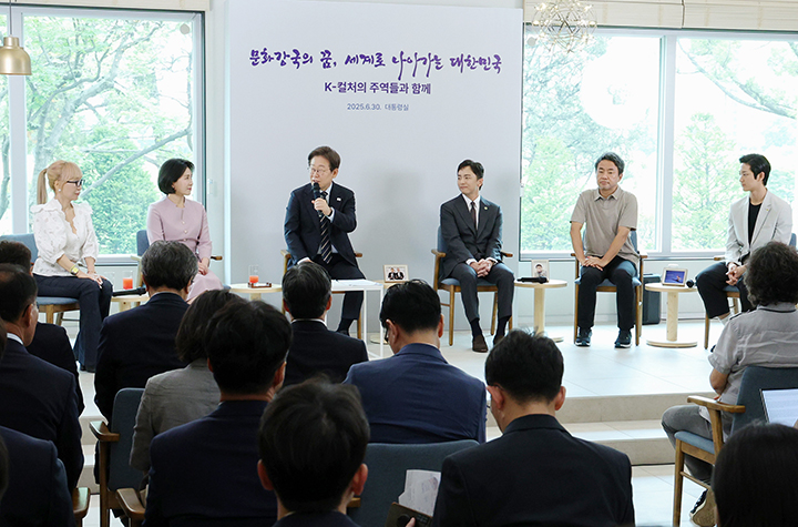이재명 대통령과 김혜경 여사가 30일 서울 용산 대통령실 파인그라스에서 문화예술계 수상자들과 간담회를 하고 있다. 2025.6.30 (사진=저작권자(c) 연합뉴스, 무단 전재-재배포 금지)