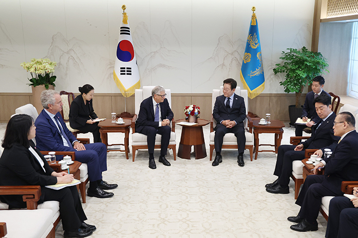 이재명 대통령이 21일 용산 대통령실에서 빌 게이츠 게이츠재단 이사장을 접견하고 있다. 2025.8.21 (사진=저작권자(c) 연합뉴스, 무단 전재-재배포 금지)