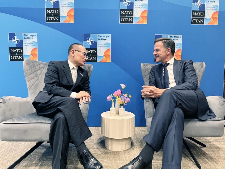 위성락 대통령실 국가안보실장이 25일(현지시간) 네덜란드 헤이그에서 라드밀라 마크 루터 NATO 사무총장과 NATO 정상회의 계기 면담을 하고 있다. (대통령실 제공. 재판매 및 DB 금지) 2025.6.26(ⓒ뉴스1, 무단 전재-재배포 금지)