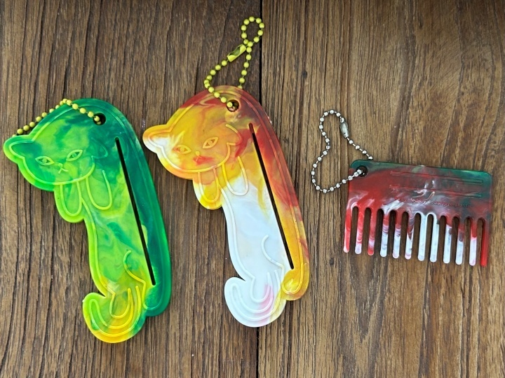 병뚜껑을 재활용해서 만든 치약 짜개와 미니빗.