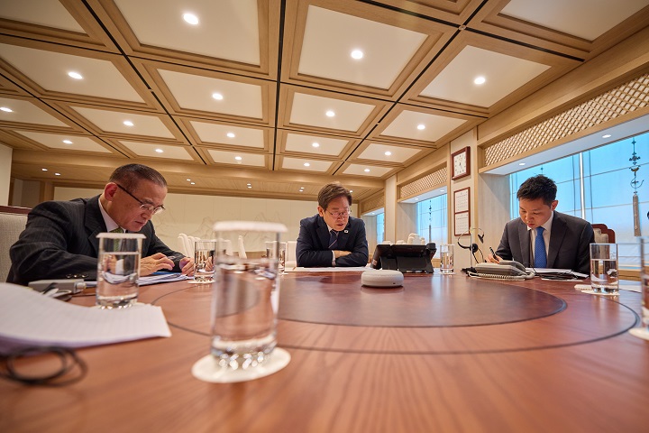 이재명 대통령이 23일 서울 용산구 대통령실 청사 집무실에서 프라보워 수비안토 인도네시아 대통령과 블루투스 스피커로 전화 통화를 하고 있다. (대통령실 제공. 재판매 및 DB 금지) 2025.6.23(ⓒ뉴스1, 무단 전재-재배포 금지)