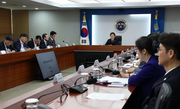 이재명 대통령이 23일 용산 대통령실에서 제1차 수석보좌관회의를 주재하고 있다. 2025.6.23(저작권자(c) 연합뉴스, 무단 전재-재배포 금지)